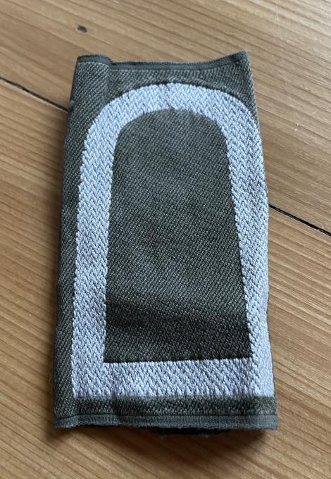 Bei diesem Schulterstück musste ich tatsächlich etwas recherchieren und bin mir nicht sicher, ob ich richtig liege. Es dürfte sich um ein Wehrmachtsabzeichen für einen Grenadier handeln.